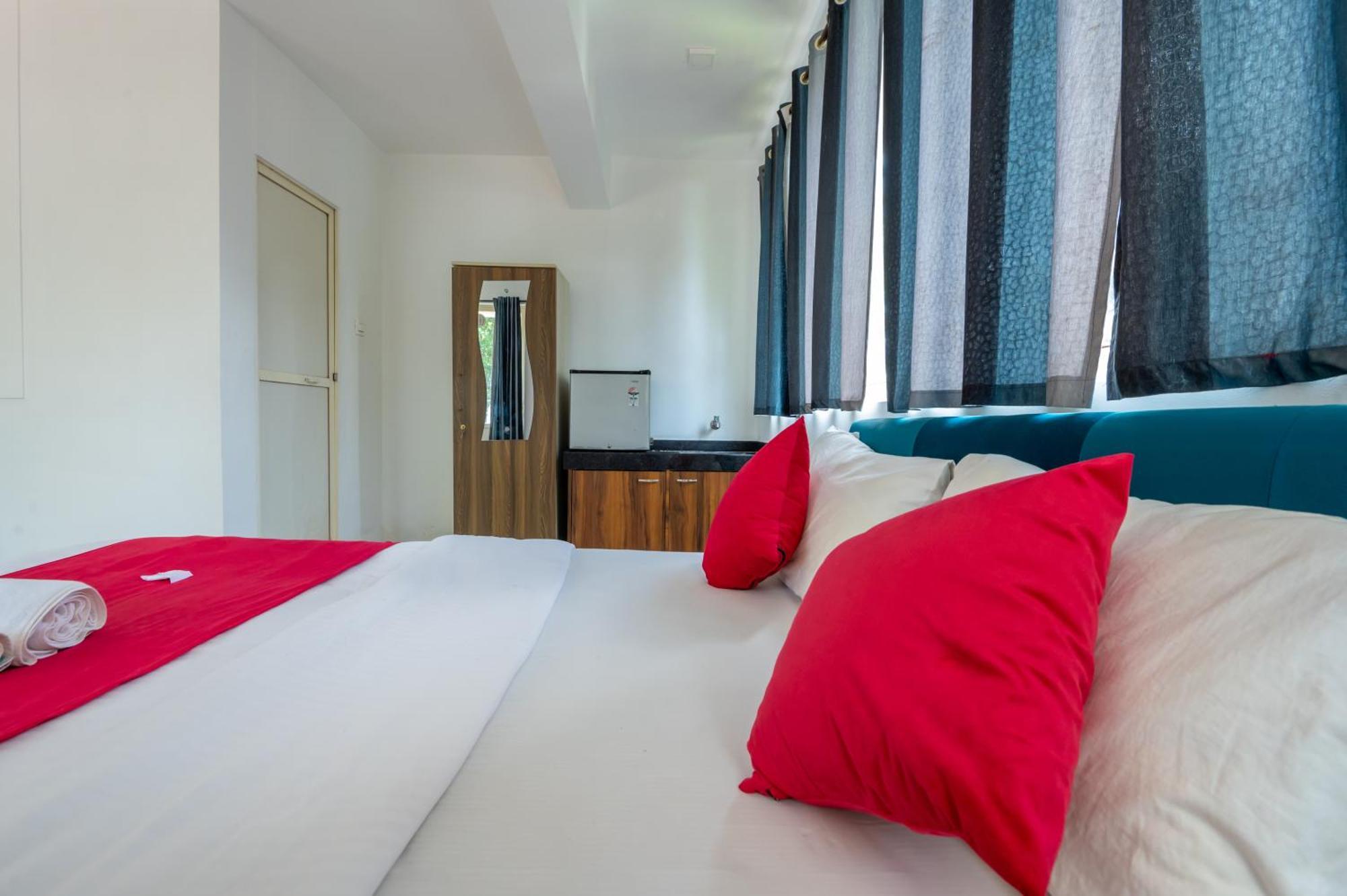 Morjim Sea Waves-Beach Front Hotel Екстериор снимка