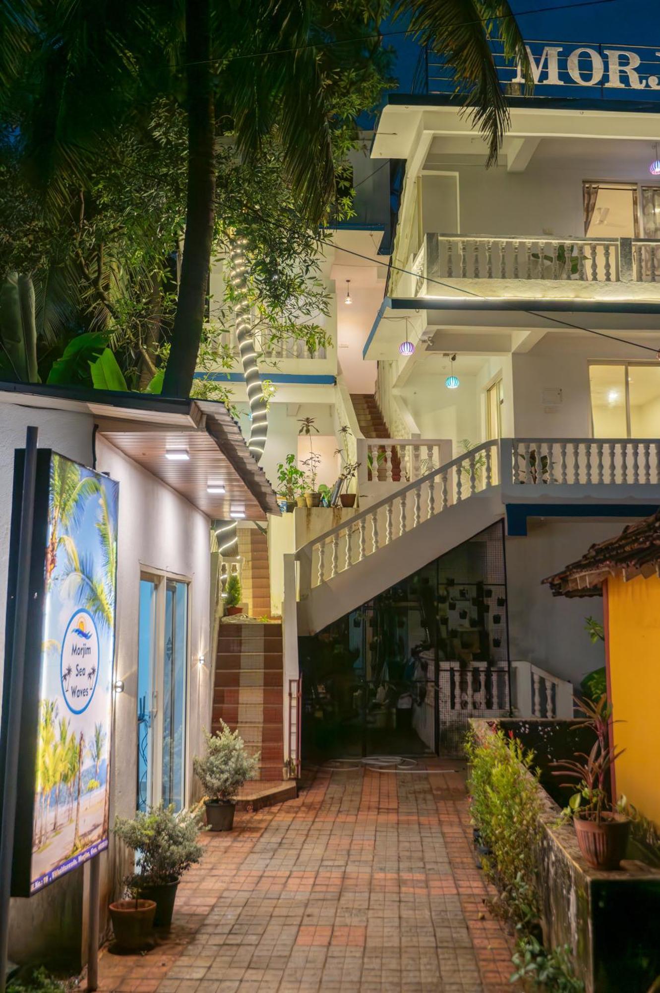 Morjim Sea Waves-Beach Front Hotel Екстериор снимка