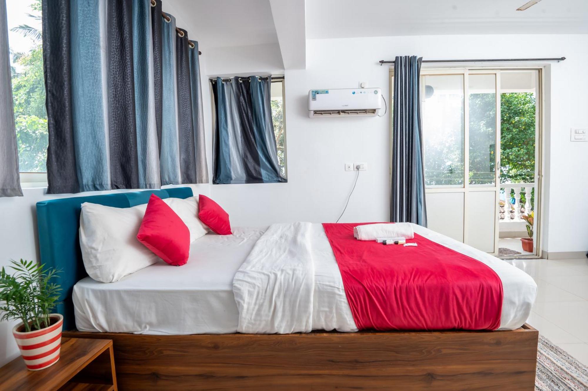 Morjim Sea Waves-Beach Front Hotel Екстериор снимка