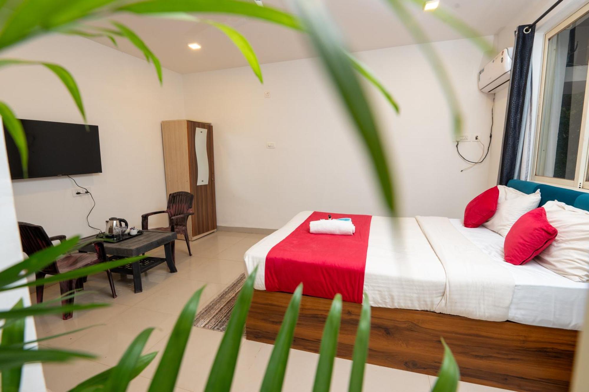Morjim Sea Waves-Beach Front Hotel Екстериор снимка