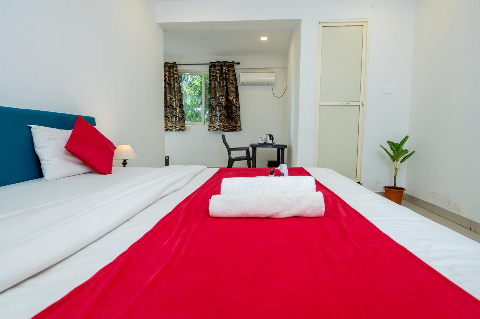 Morjim Sea Waves-Beach Front Hotel Екстериор снимка