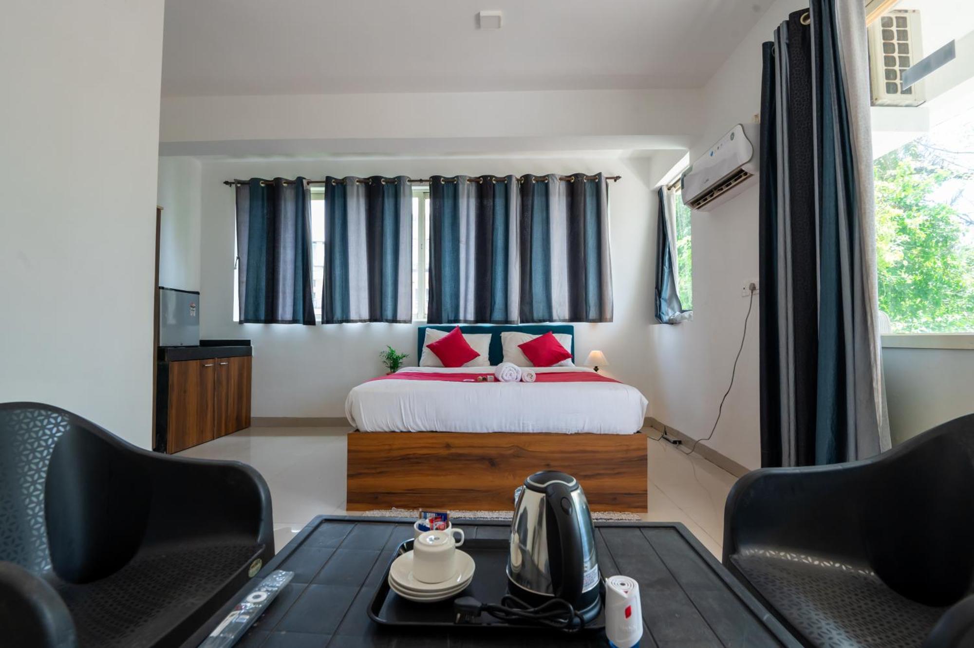 Morjim Sea Waves-Beach Front Hotel Екстериор снимка