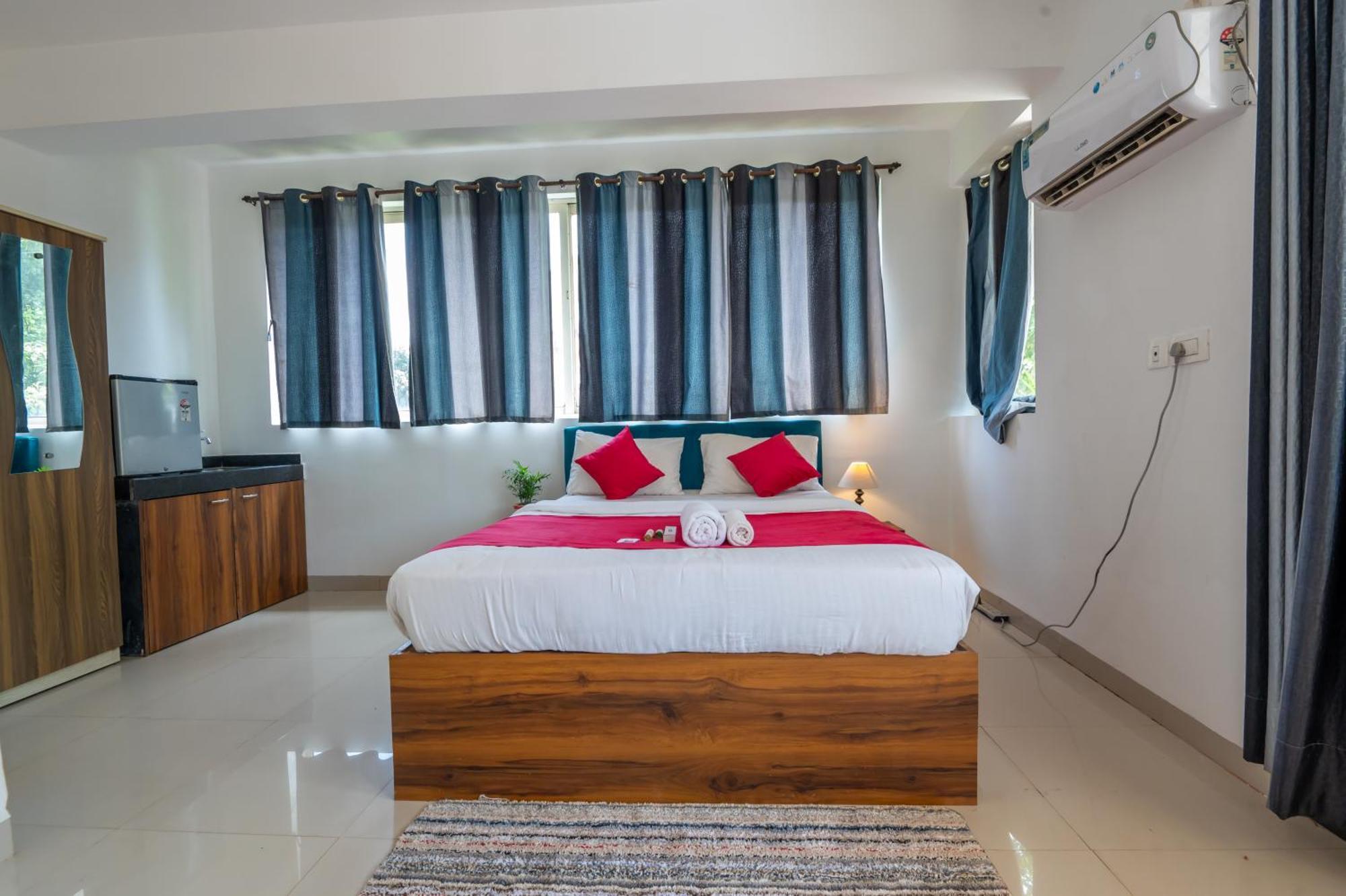 Morjim Sea Waves-Beach Front Hotel Екстериор снимка