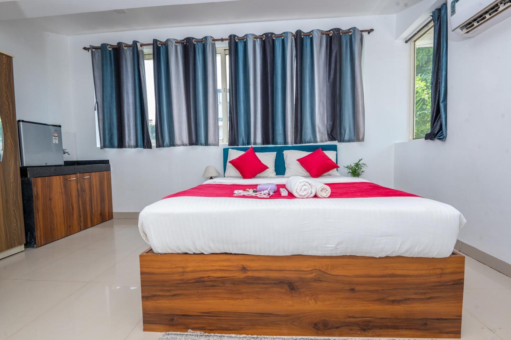 Morjim Sea Waves-Beach Front Hotel Екстериор снимка