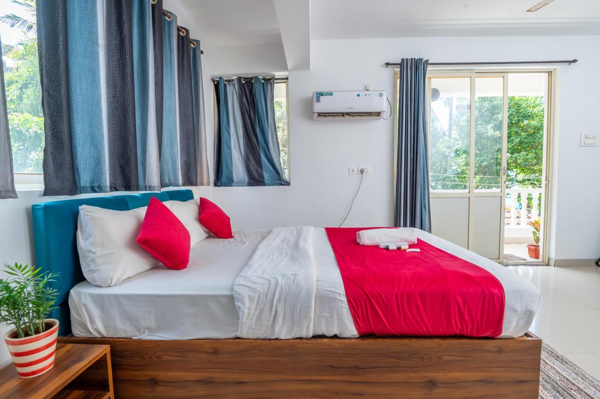 Morjim Sea Waves-Beach Front Hotel Екстериор снимка