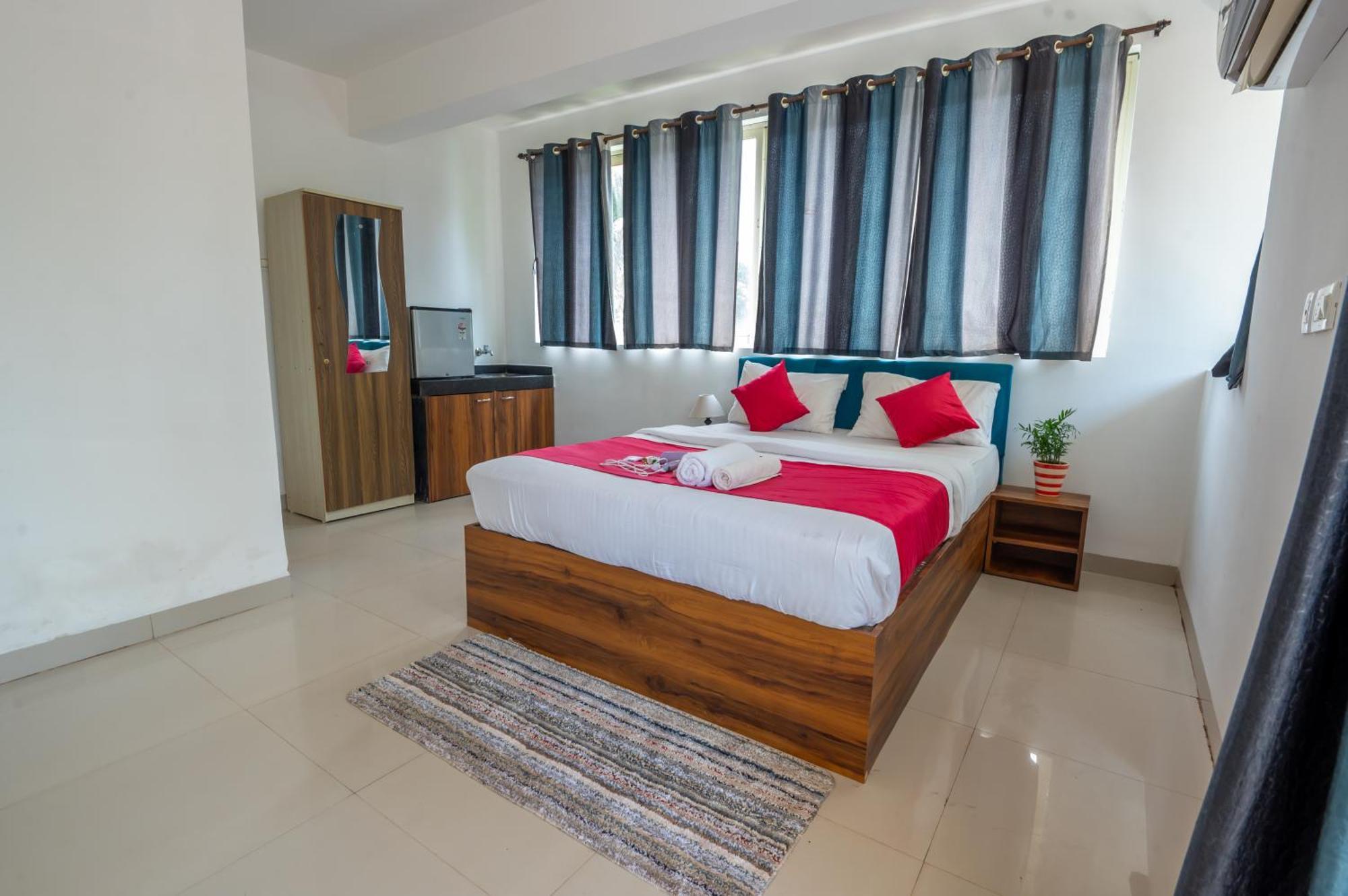 Morjim Sea Waves-Beach Front Hotel Екстериор снимка