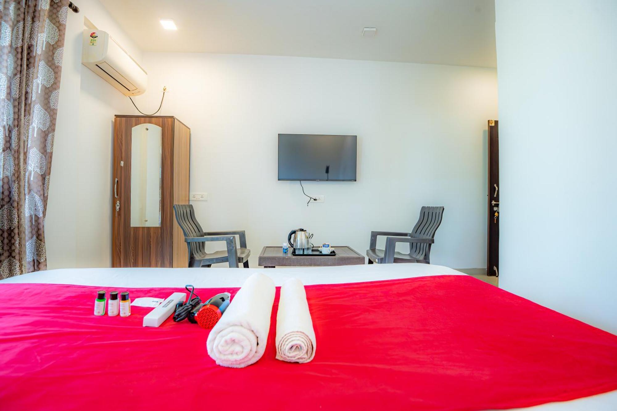 Morjim Sea Waves-Beach Front Hotel Екстериор снимка