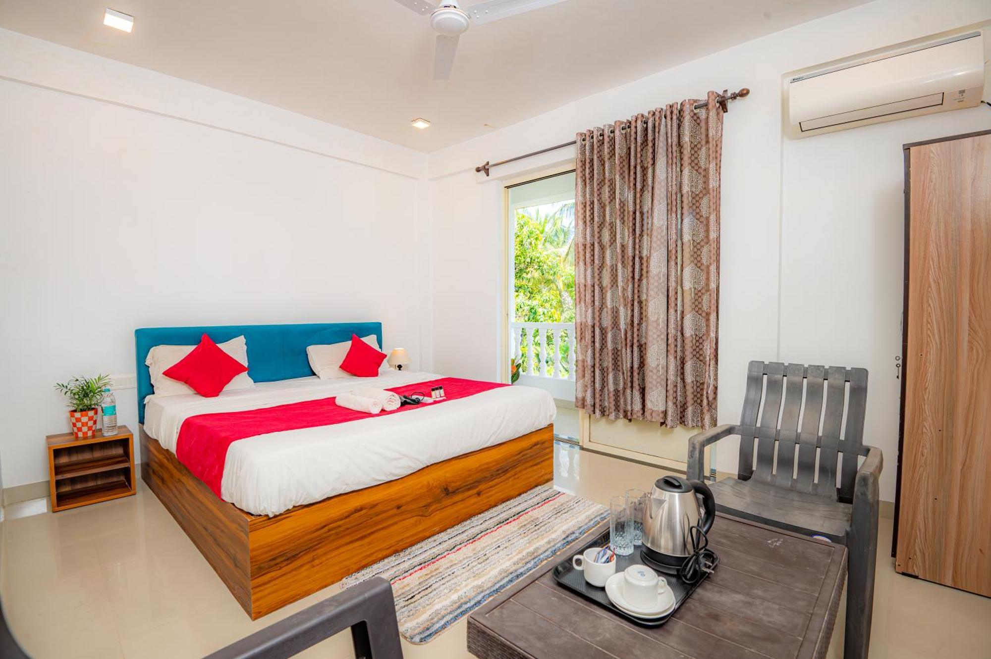 Morjim Sea Waves-Beach Front Hotel Екстериор снимка