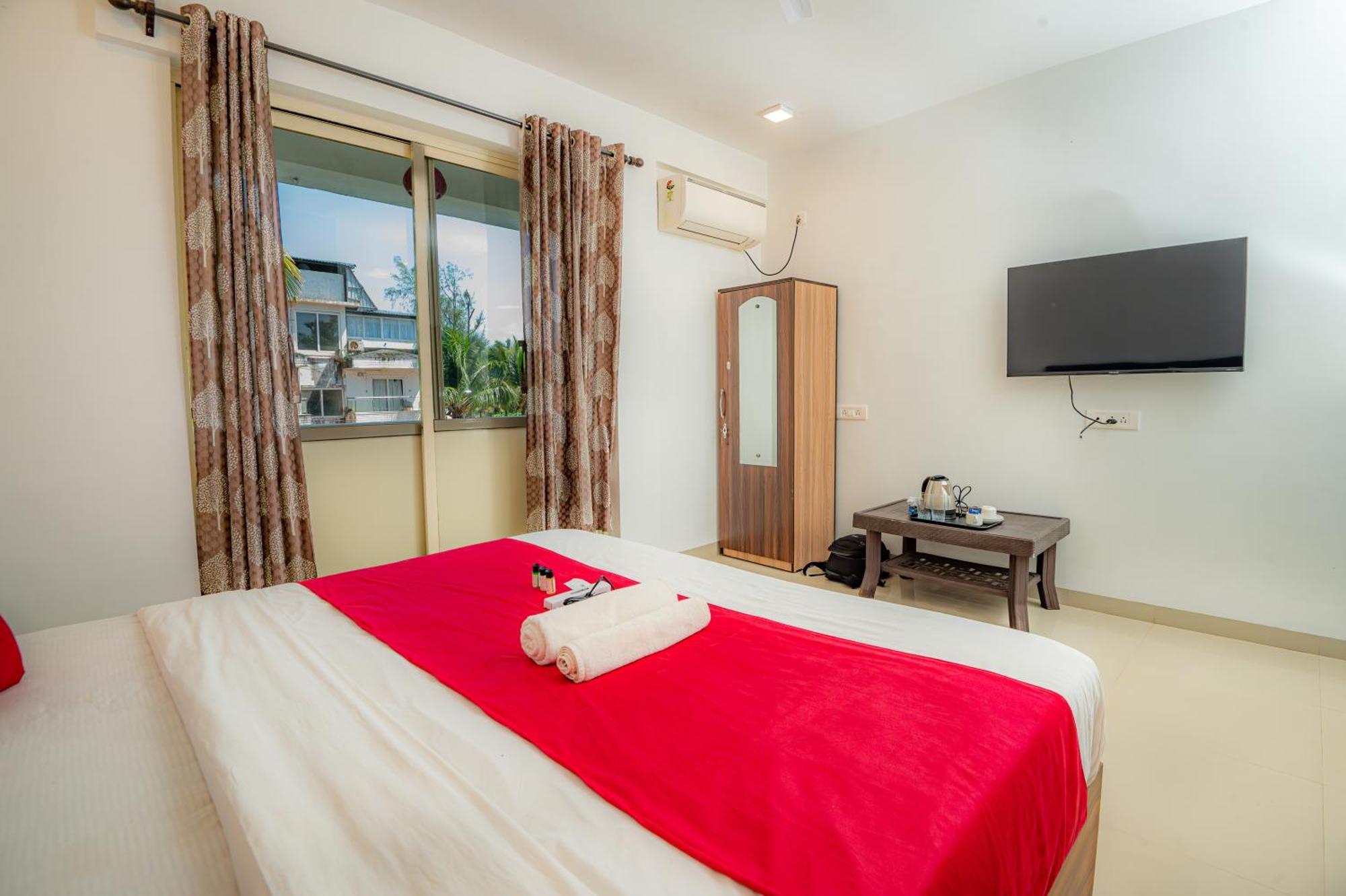 Morjim Sea Waves-Beach Front Hotel Екстериор снимка
