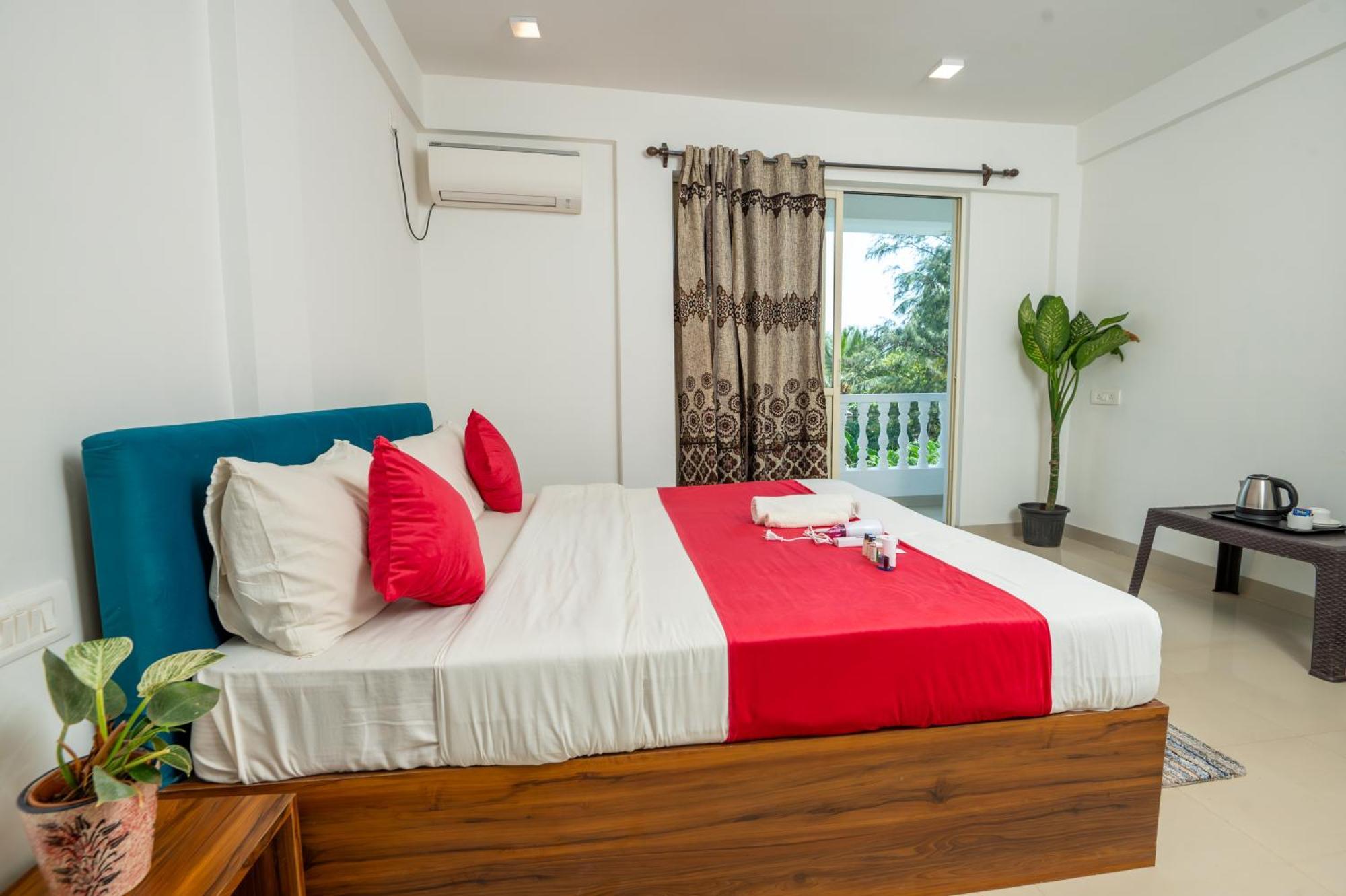 Morjim Sea Waves-Beach Front Hotel Екстериор снимка
