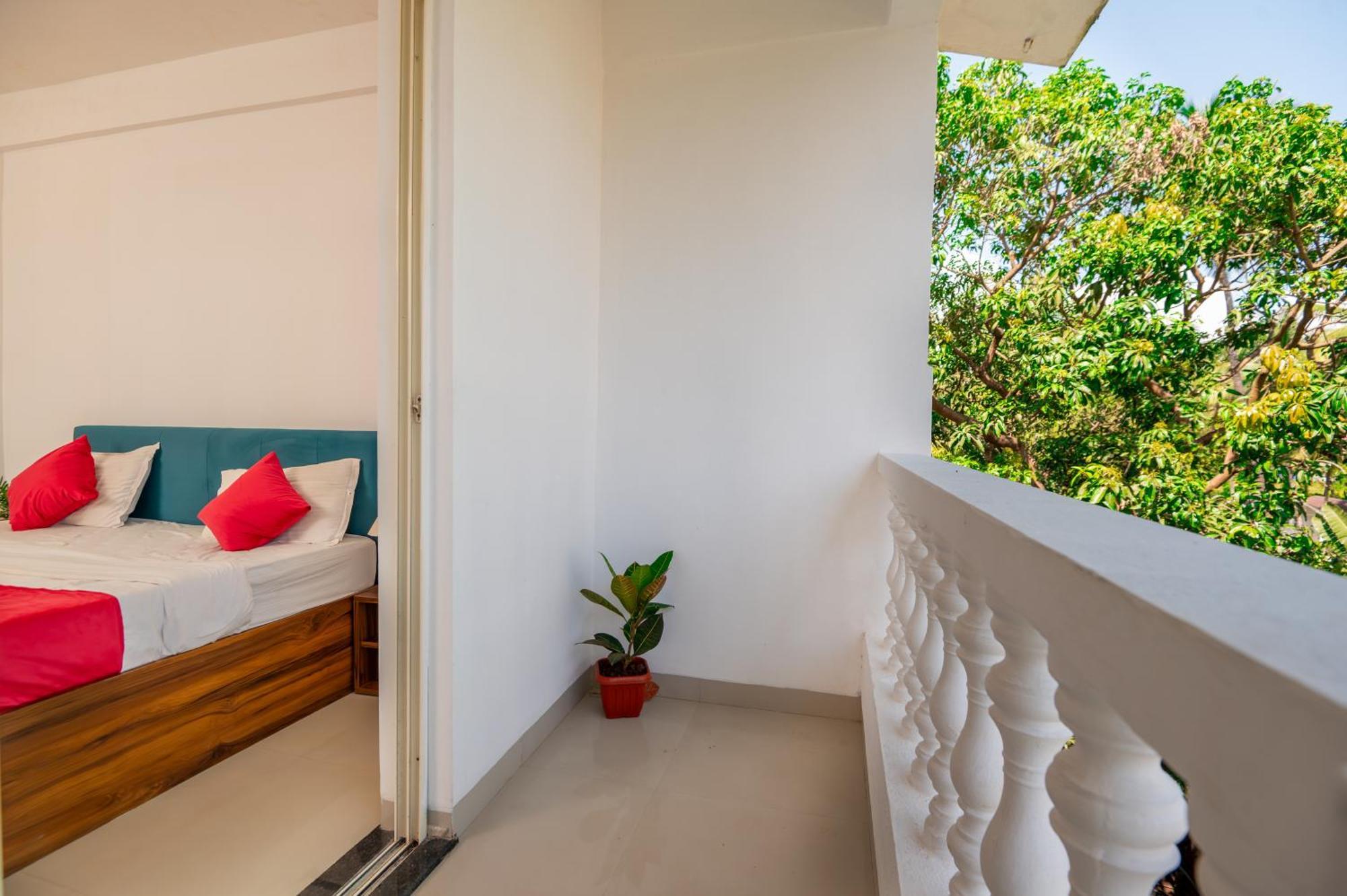 Morjim Sea Waves-Beach Front Hotel Екстериор снимка