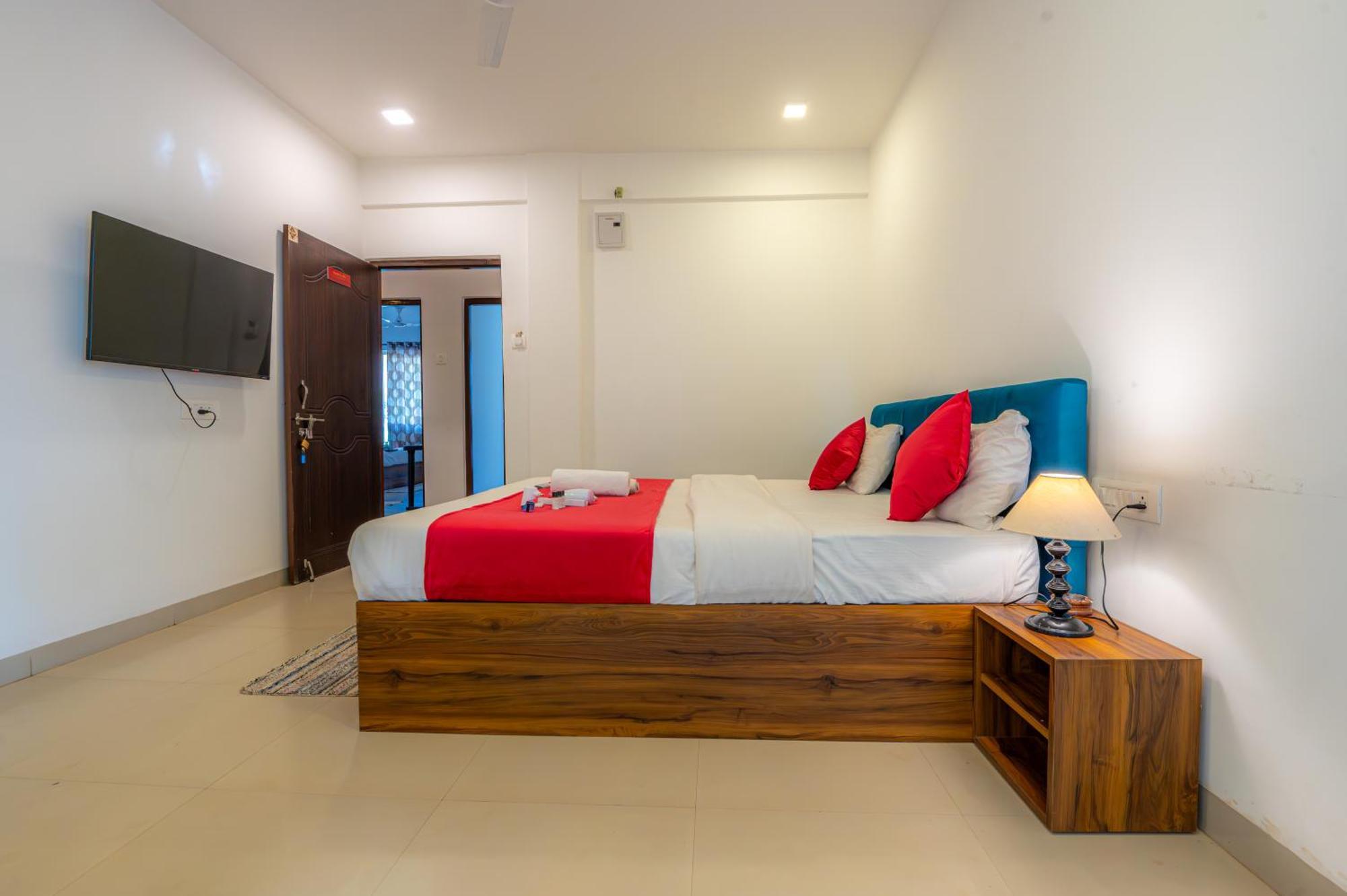 Morjim Sea Waves-Beach Front Hotel Екстериор снимка