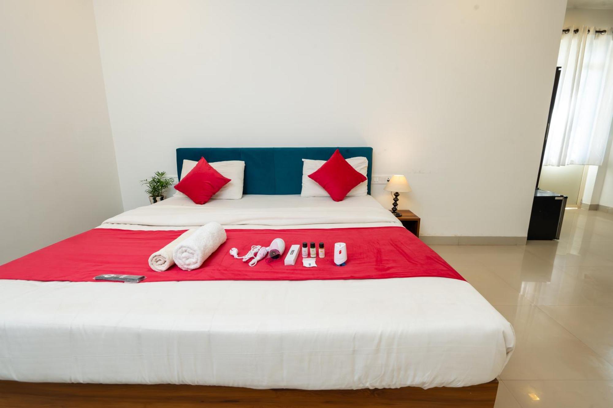 Morjim Sea Waves-Beach Front Hotel Екстериор снимка