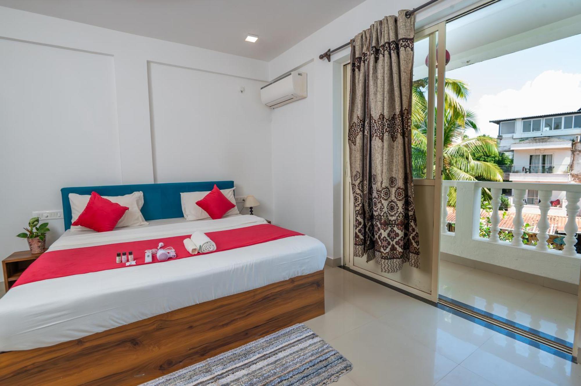 Morjim Sea Waves-Beach Front Hotel Екстериор снимка