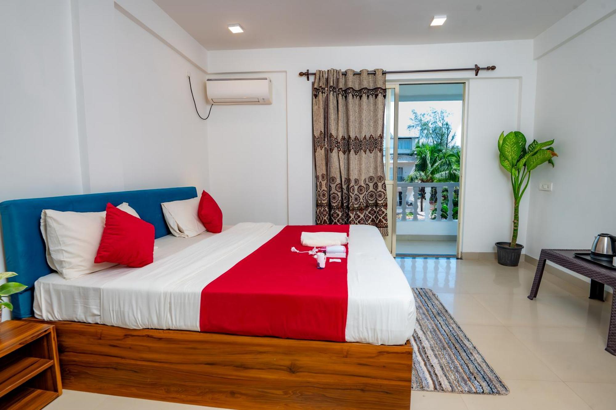 Morjim Sea Waves-Beach Front Hotel Екстериор снимка