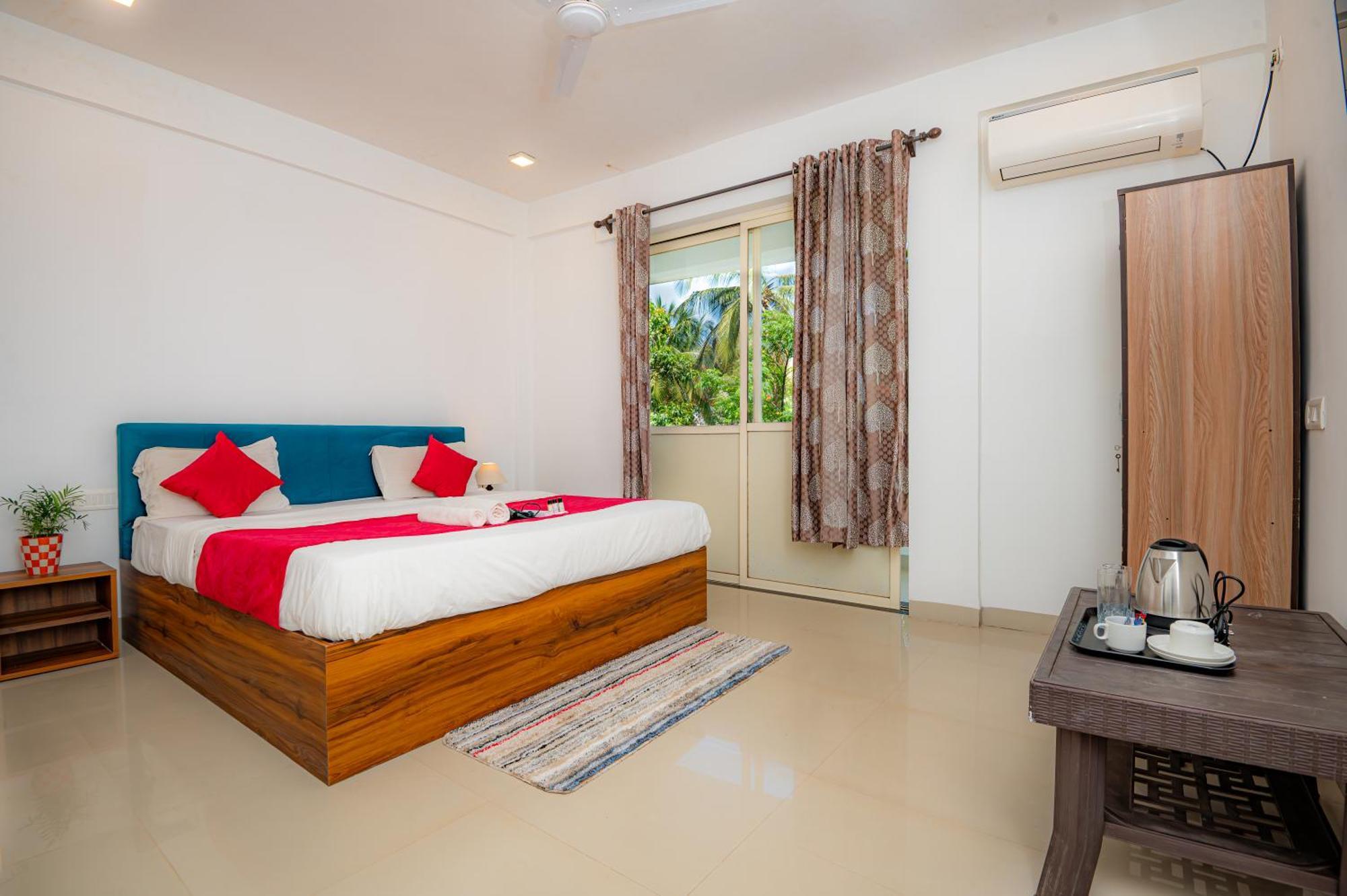 Morjim Sea Waves-Beach Front Hotel Екстериор снимка