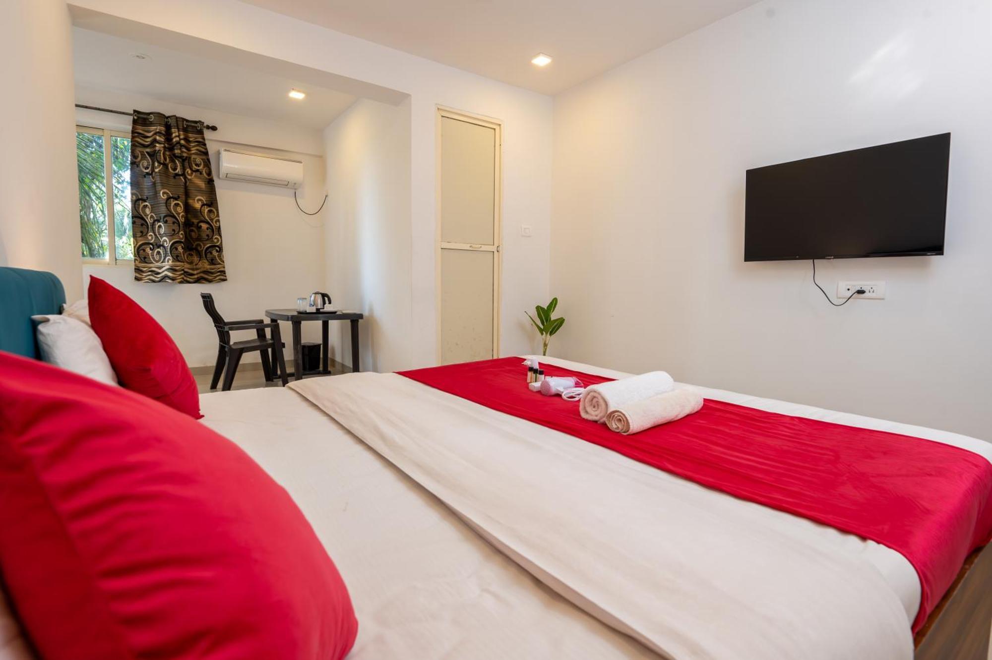 Morjim Sea Waves-Beach Front Hotel Екстериор снимка