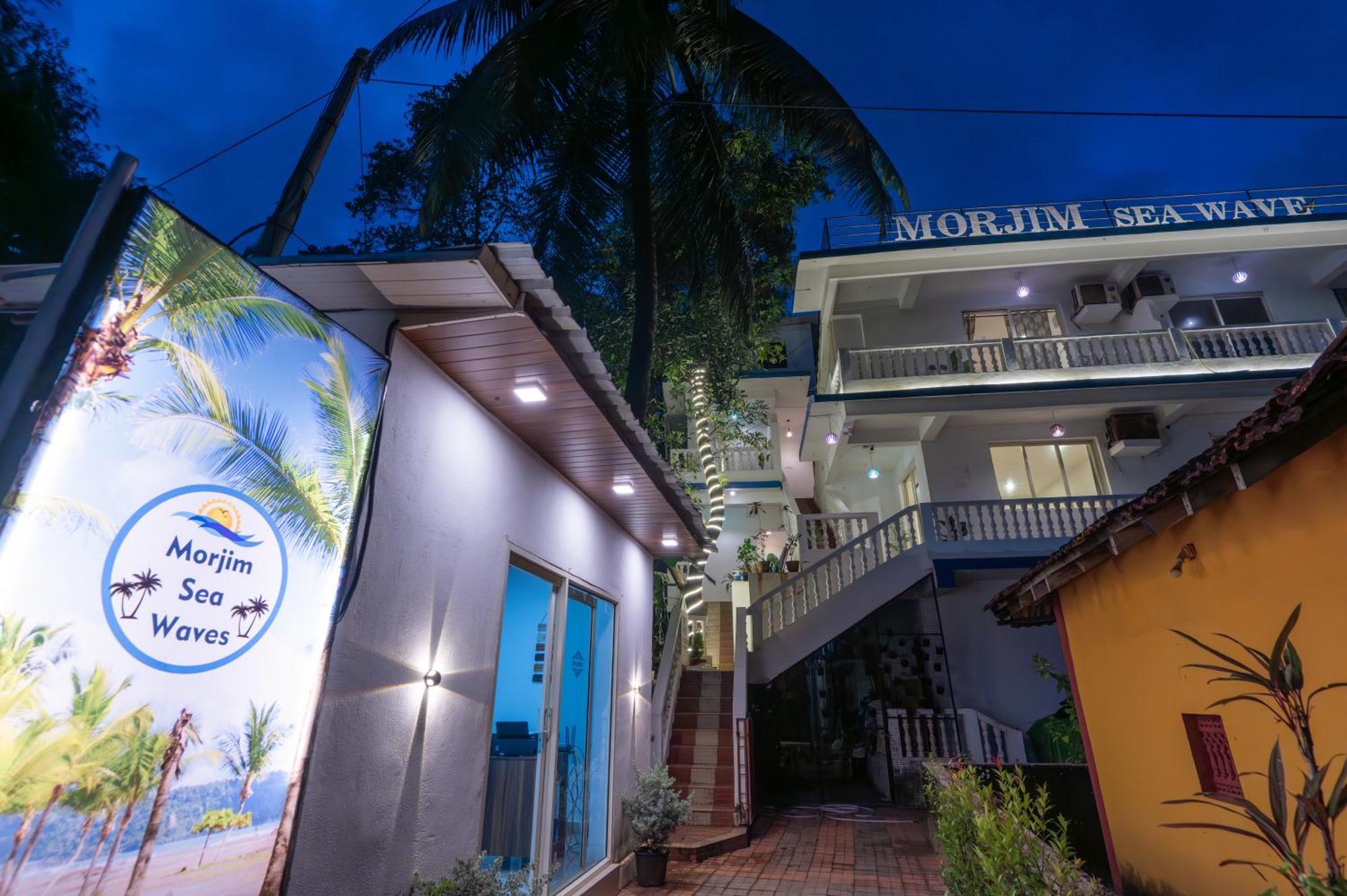 Morjim Sea Waves-Beach Front Hotel Екстериор снимка