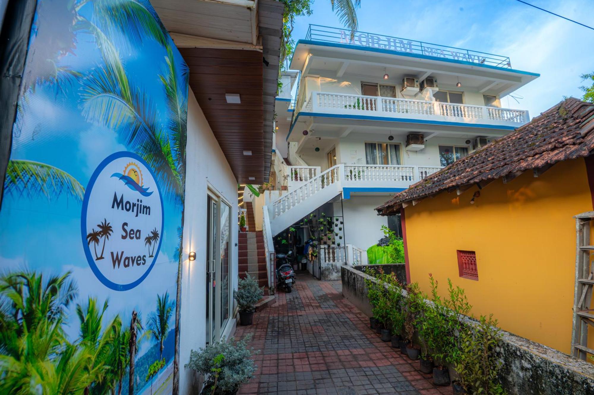 Morjim Sea Waves-Beach Front Hotel Екстериор снимка