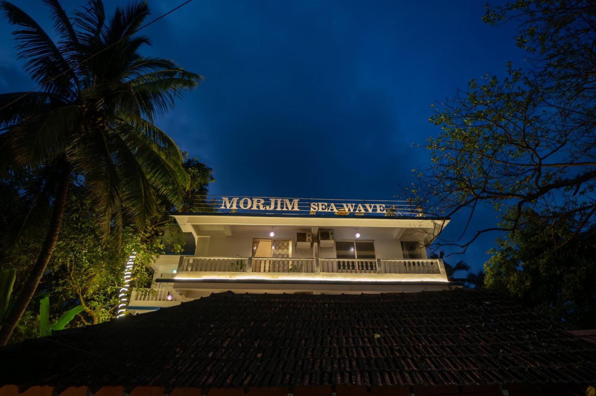Morjim Sea Waves-Beach Front Hotel Екстериор снимка